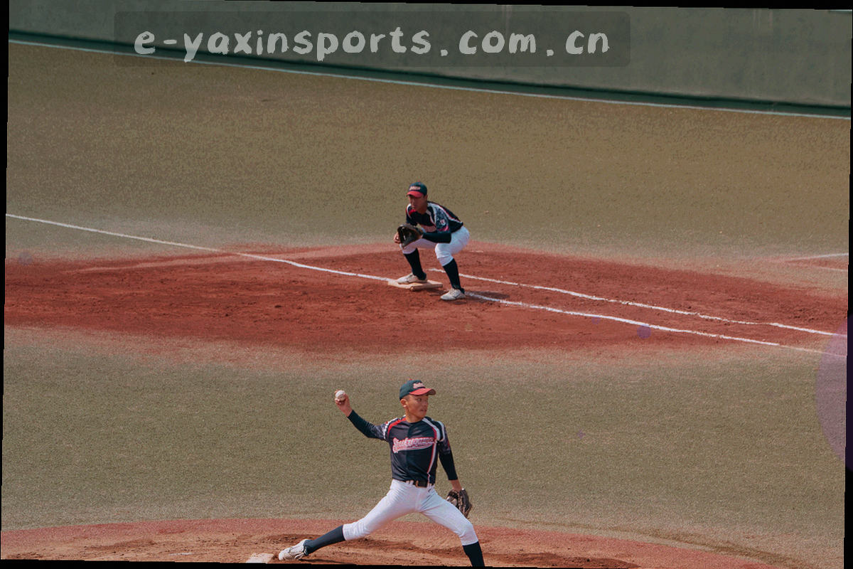 笔记本电脑、平板与手机同时摆放于木质桌面，屏幕均显示同一关注赛事列表